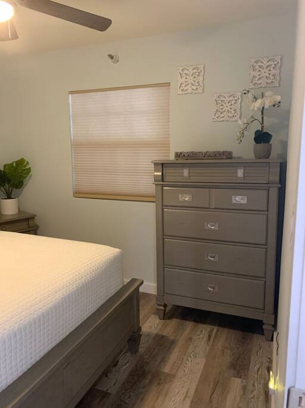 1 habitación, escritorio, tabla de planchar con plancha y cuna de viaje 