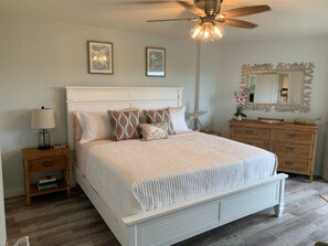 2 habitaciones, escritorio y tabla de planchar con plancha 