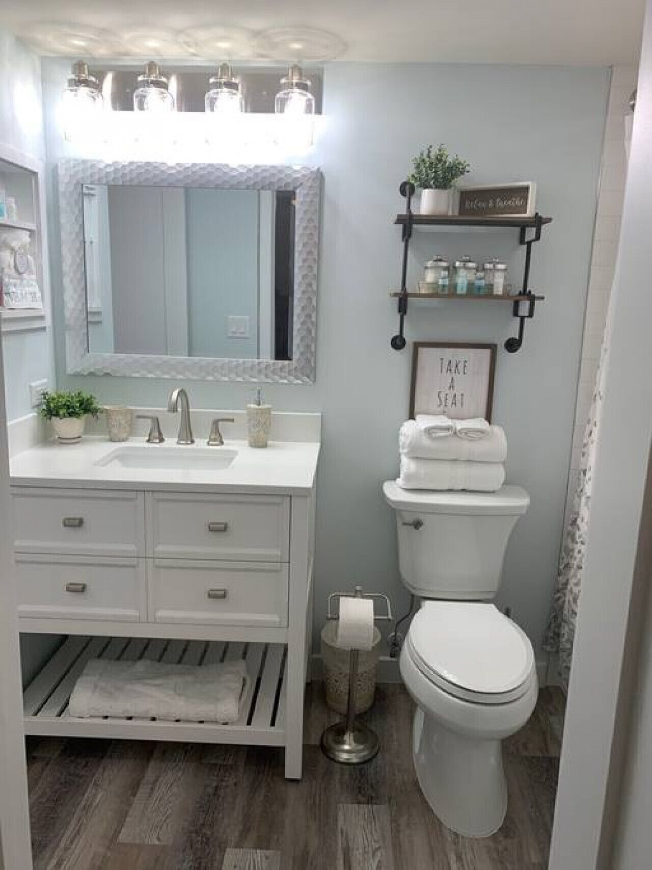 Secador de cabelo, toalhas de banho