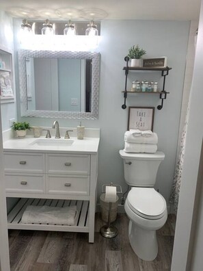 Sèche-cheveux, serviettes fournies