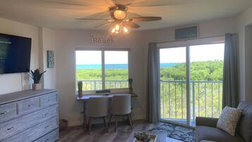 Een smart-tv en boeken