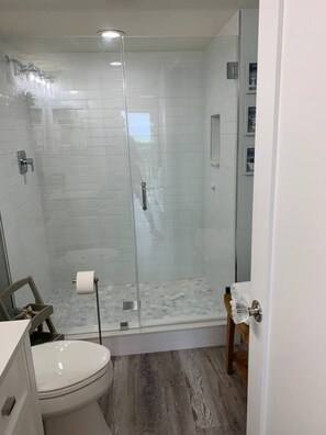 Een haardroger, handdoeken