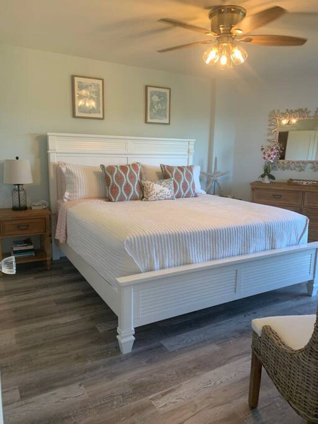 1 dormitori, escriptori i planxa i posts de planxar 