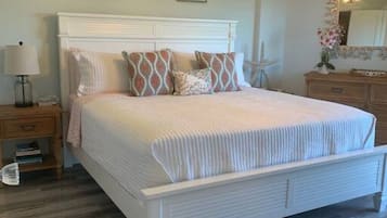 1 dormitori, escriptori i planxa i posts de planxar