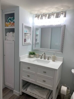 Een haardroger, handdoeken