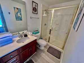 Combined shower/tub, towels - Ocean Reef 10th Floor Beach-Front, Free Beach Service, Nice Oversized Balcony (Panama City Beach)