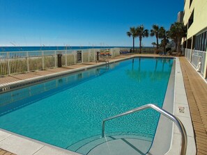 Alberca techada y alberca climatizada