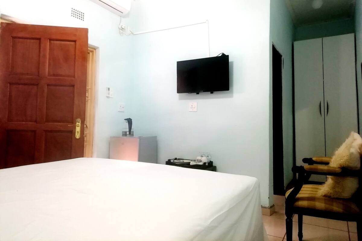 Basic Double Room, 2 Single Beds | Free WiFi