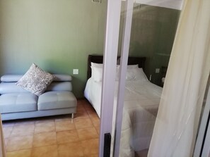 Comfort Double Room | Free WiFi - Ankuweni Guest Lodge (Giyani)