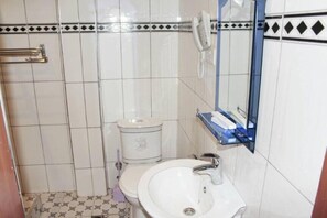 Deluxe suite | Badkamer | Een regendouche, gratis toiletartikelen, handdoeken, zeep