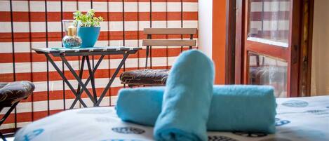 1 habitación, tabla de planchar con plancha, wifi gratis y ropa de cama