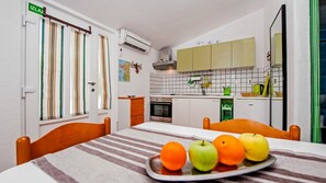 Kühlschrank, Ofen, Herdplatte, Kochgeschirr/Geschirr/Besteck