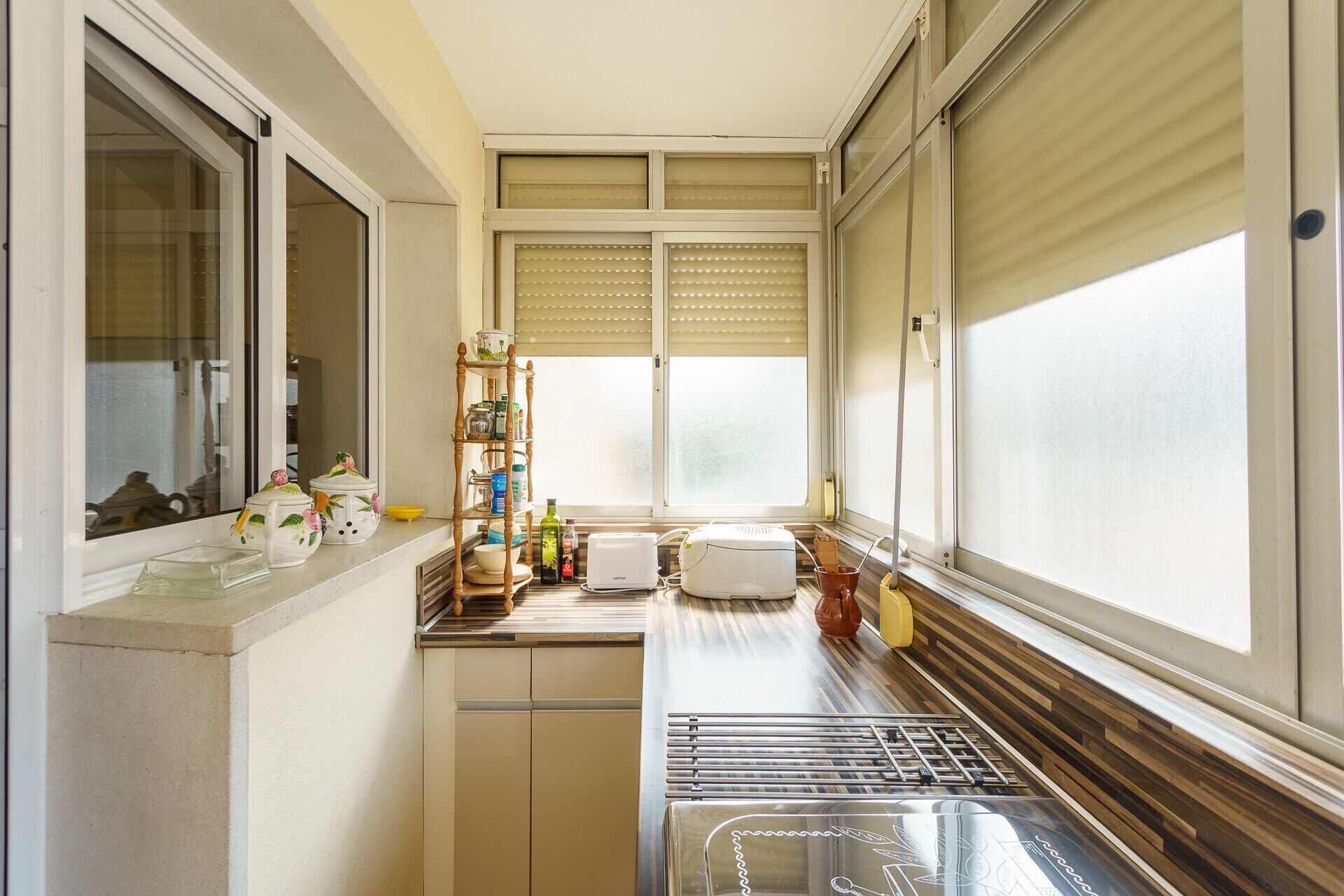 Kühlschrank, Mikrowelle, Ofen, Wasserkocher mit Kaffee-/Teezubehör