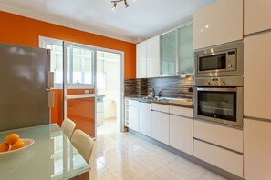 Een koelkast, een microgolfoven, een oven