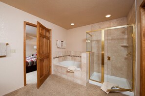 Combined shower/tub, hair dryer, towels - Dalton Ranch Townhome on 11th Fairway & Waterway - A/C - Unbeatable Views (Durango)