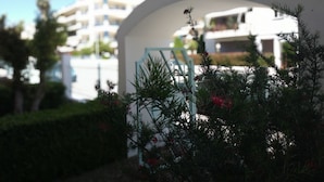 A residential building with balconies and a clear sky. - Thalia Apartment Kalamata (Kalamata)