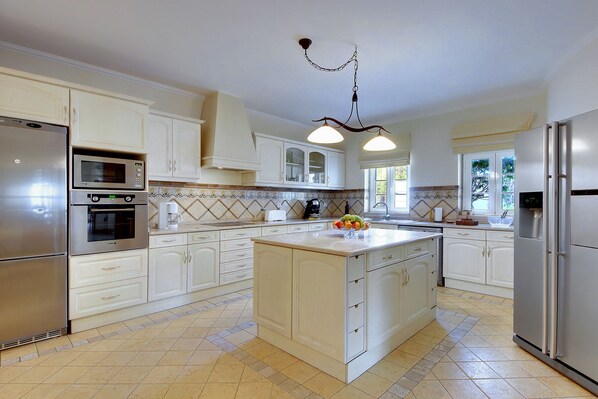 Kühlschrank, Mikrowelle, Ofen, Geschirrspüler