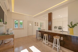 Kühlschrank, Mikrowelle, Ofen, Geschirrspüler