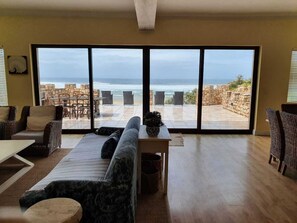 Flat-screen TV, fireplace, DVD player - Sea View Castle Craighross (Knoetzie)