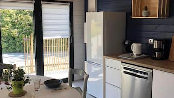 Een koelkast, een oven, een vaatwasser, een koffiezetapparaat/waterkoker