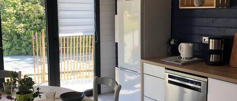 Refrigerador, horno, lavavajillas y cafetera y tetera