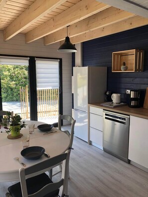 Fridge, oven, dishwasher, coffee/tea maker