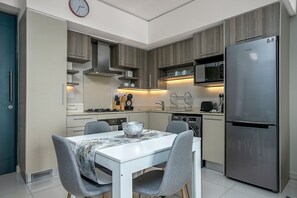 Fridge, microwave, oven, stovetop - Gorgeous Rosebank Apartment (Johannesburg)