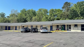 مواقف سيارات مجانية