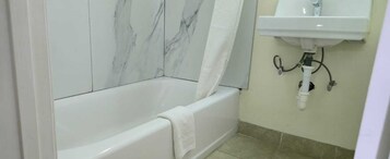 Artículos de tocador gratuitos, secador de pelo, toallas