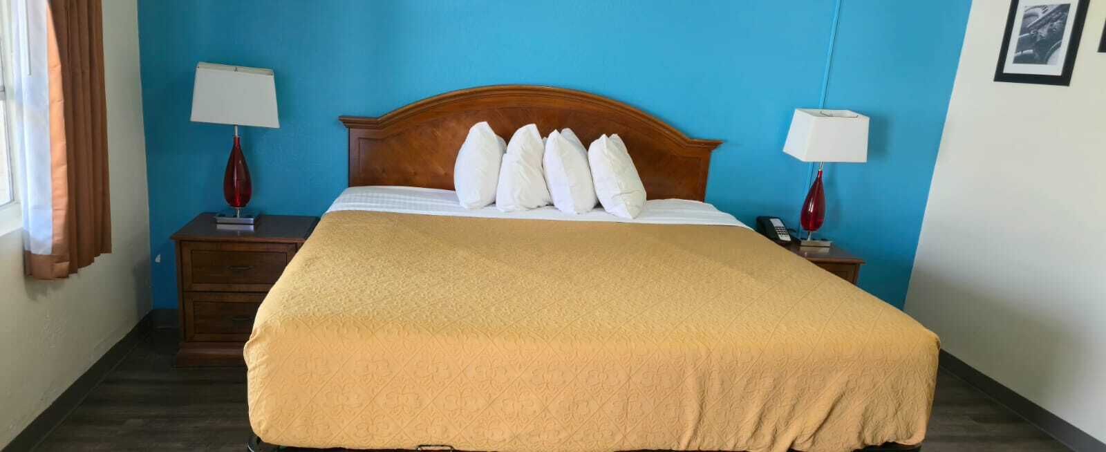 Yksilöllisesti sisustettu, yksilöllisesti kalustettu, työpöytä