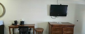 Individually decorated, individually furnished, desk, soundproofing - Williamston Inn NC Near Greenville US 64 (Williamston)
