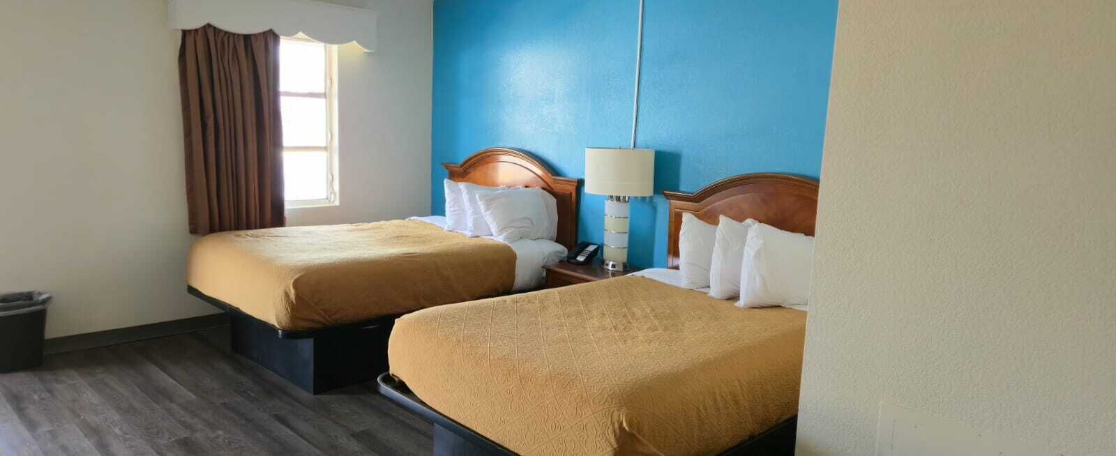 Yksilöllisesti sisustettu, yksilöllisesti kalustettu, työpöytä