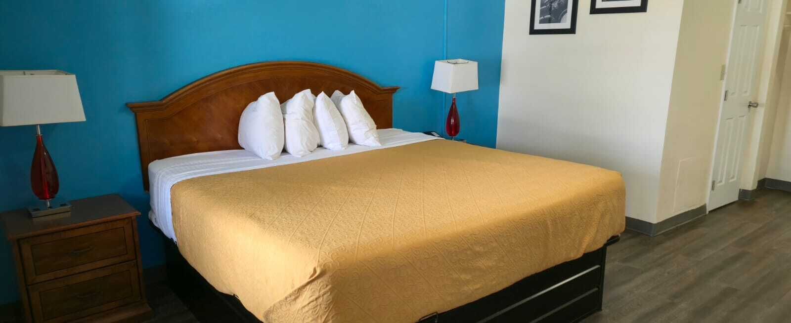 Yksilöllisesti sisustettu, yksilöllisesti kalustettu, työpöytä