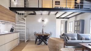 Un interior moderno con comedor, cocina y sala de estar.