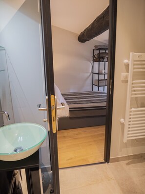 2 chambres, bureau, fer et planche à repasser, lit parapluie