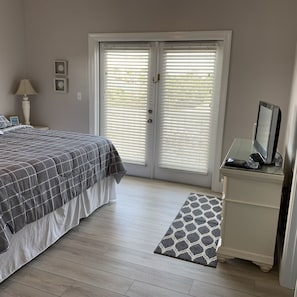 2 bedrooms, iron/ironing board, free WiFi, bed sheets - Great center-island location, walk everywhere! (St. George Island)