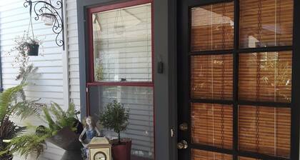 Cozy Cottage Close to Heart of Salinas.