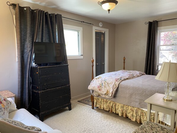 Iron/ironing board, WiFi, bed sheets