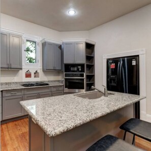 Kjøleskap, mikrobølgeovn, ovn og kokeplater