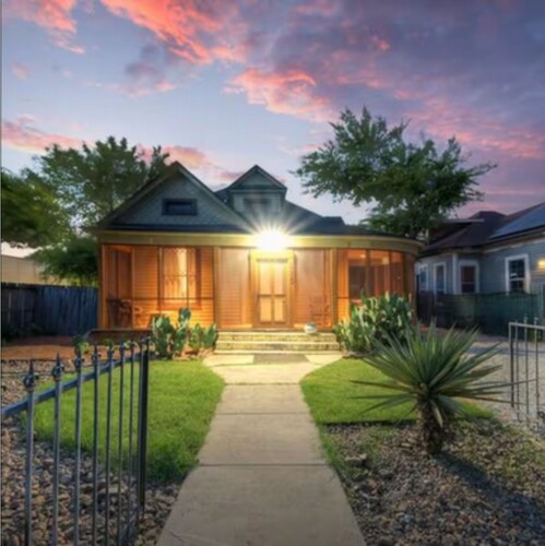 TOBIN HILL OASIS - PRIVATE POOL HOUSE 3BD/2.5BA, SCREENED IN PORCH, FULL KITCHEN