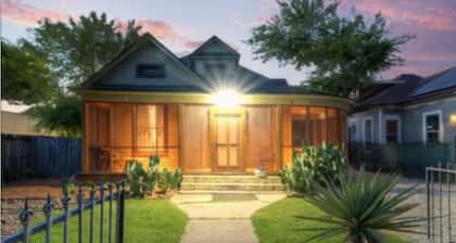 TOBIN HILL OASIS - PRIVATE POOL HOUSE 3BD/2.5BA, SCREENED IN PORCH, FULL KITCHEN