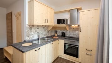 Apartemen (Two-Bedroom Apartment with Balcony (A) | Dapur pribadi | Lemari es dan pemanggang roti