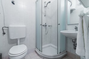 Apartamento (One bedroom 2) | Banheiro | Secador de cabelo, toalhas de banho, sabonete, papel higiênico