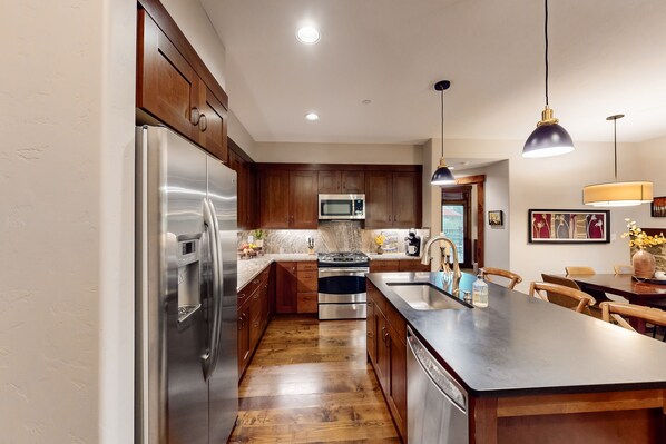 Frigorifero, microonde, forno, piano cottura