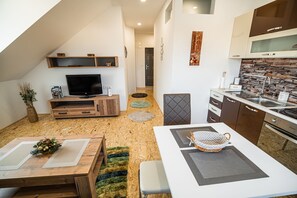 아파트 (One-bedroom apartment) | 거실 | TV