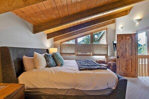 4 chambres, bureau, fer et planche à repasser, lit de bébé portatif