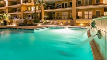 Alberca al aire libre y alberca climatizada