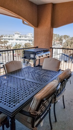 Very Clean Luxury Condo With 2 Pools! Walking Distance To The Beach!