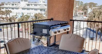 Very Clean Luxury Condo With 2 Pools! Walking Distance To The Beach!