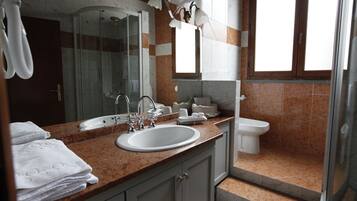 Shower, hair dryer, bidet, towels